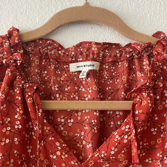 Layered Sleeve Floral Blouse - Picture 2 of 4